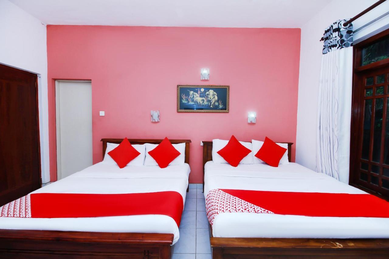 Hotel By The C Uswetakeiyawa Kültér fotó