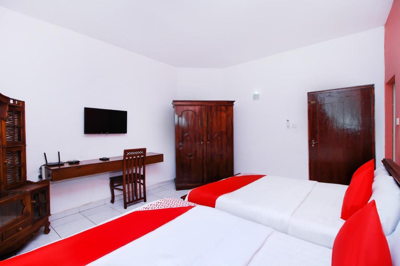 Hotel By The C Uswetakeiyawa Kültér fotó